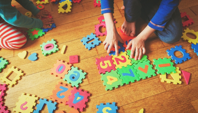 what is the difference between associative play and cooperative play